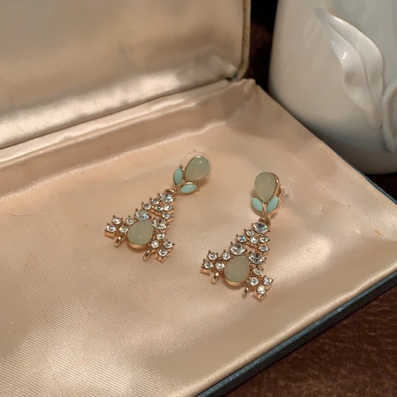 Gorgeous drop earrings 1.5” - Picture 3 of 6